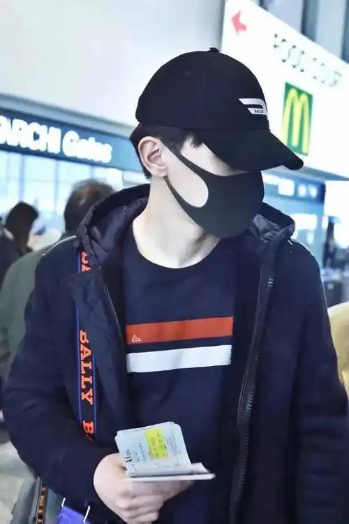 偶遇粉丝合影,邓伦此次米兰之旅,其实最重要的是和新代言的品牌bally