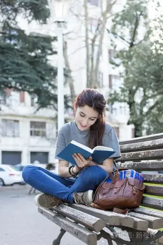坐在长椅上看书室外的幸福女人