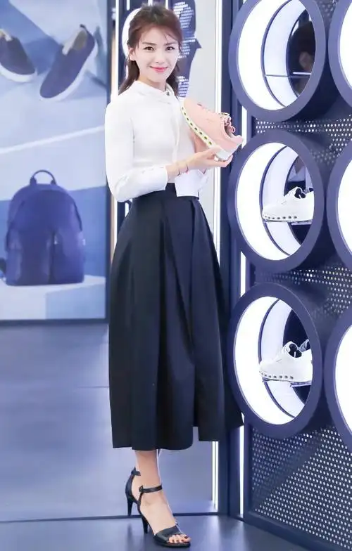 离开了精修后,刘涛身材五五分短板被暴露,168看着像158!