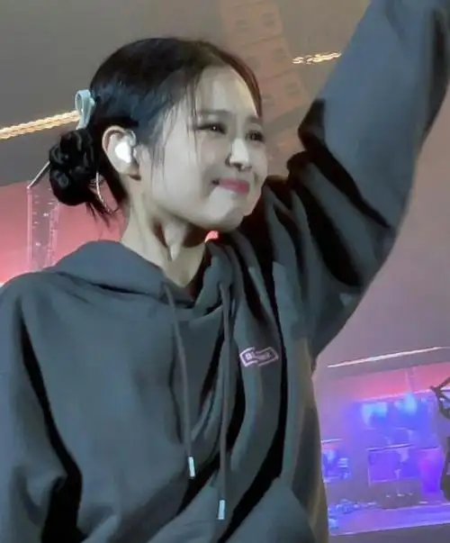 blackpink成员jennie因身体不适演唱会中途离场,粉丝送上祝福