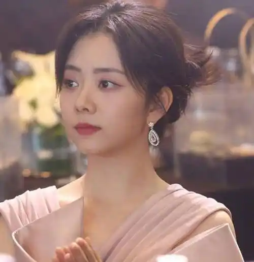 谭松韵她的五官虽然说不是那种标准美人的一个长相.