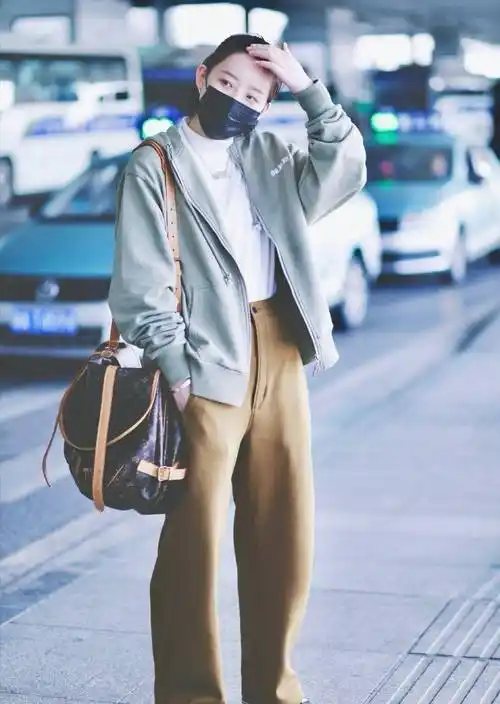 李斯丹妮最新机场秀出炉,一身黑衣帅到不行,比男生还要酷_下半身_黑色