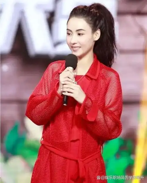 张柏芝出席线下活动,扎马尾辫穿玫瑰红裙双向奔走给粉丝送美容仪