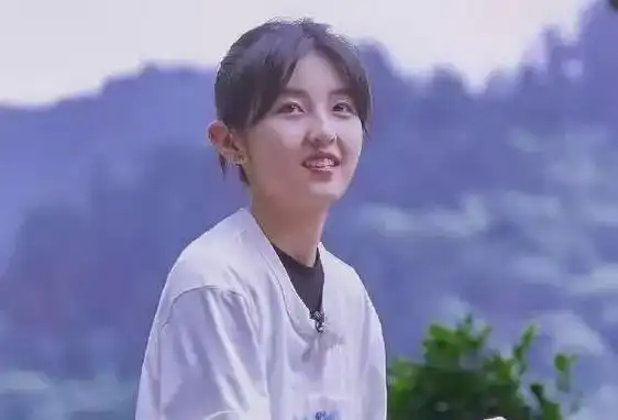 作品无人问津,演技被质疑:和渣男焉栩嘉恋爱后,张子枫被骂惨了