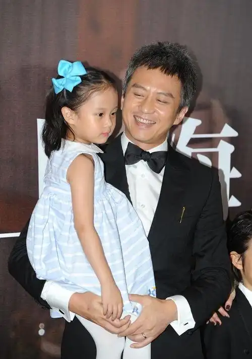 邓超一家四口走红毯对小花又跪又抱又亲爸爸是女儿奴无疑