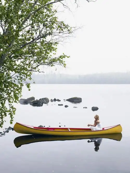 西方人,一个人,坐,竖图,室外,白天,侧面,裙子,湖,湖泊,礁石,石头,山