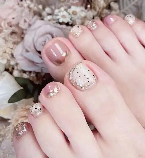 2021新款魔镜粉撞色脚趾甲美甲图