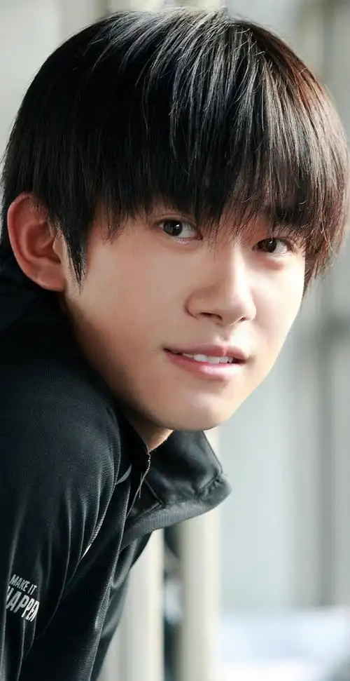 易烊千玺 眼睛好看 鼻子直挺 侧脸线条流畅 哪里都好看!