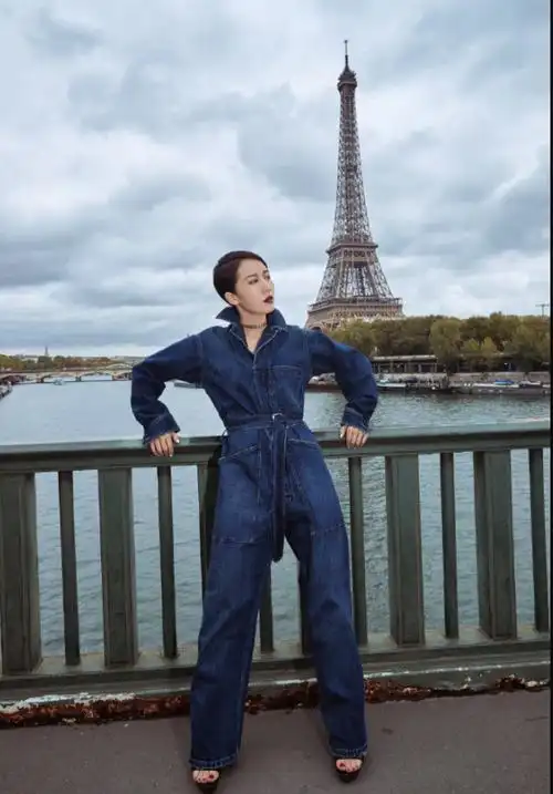 阔太李念穿西装配15cm高跟靴时髦又洋气