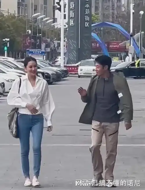 王鸥复出工作忙和撒贝宁一起录制综艺一身粉色太显嫩