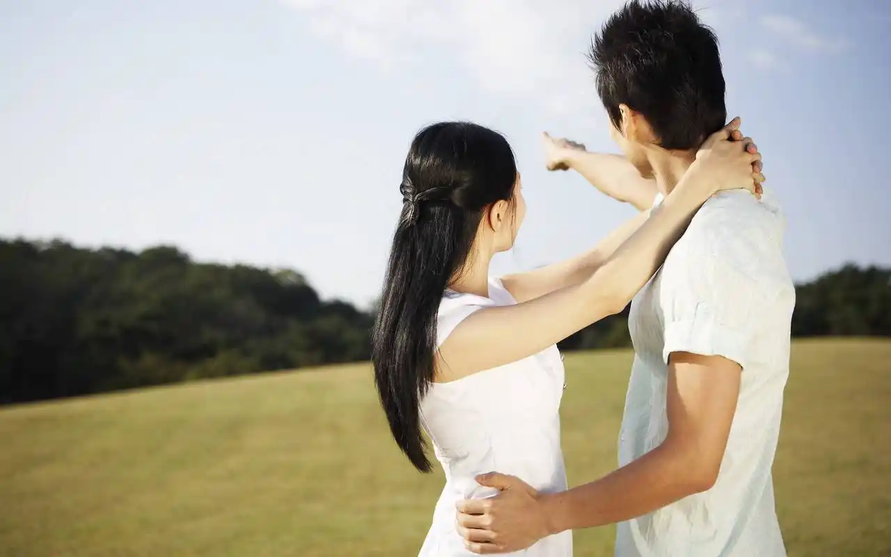 户外休闲甜蜜温馨情侣图片电脑桌面壁纸高清高清大图预览1920x1200_高