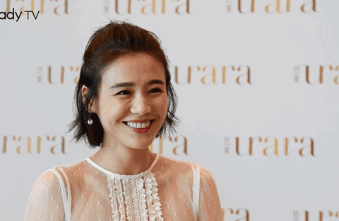 马思纯素颜出现在机场,网友们的注意力却在她的牙齿!