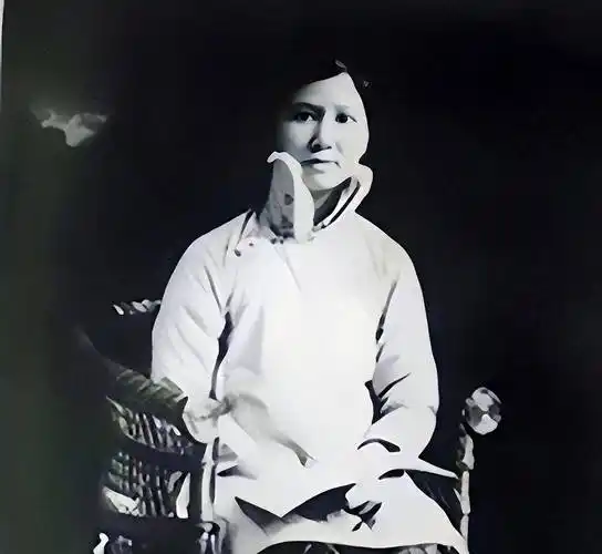 1968年,孙中山去世时不见女儿踪影,首饰盒中的照片原来是他