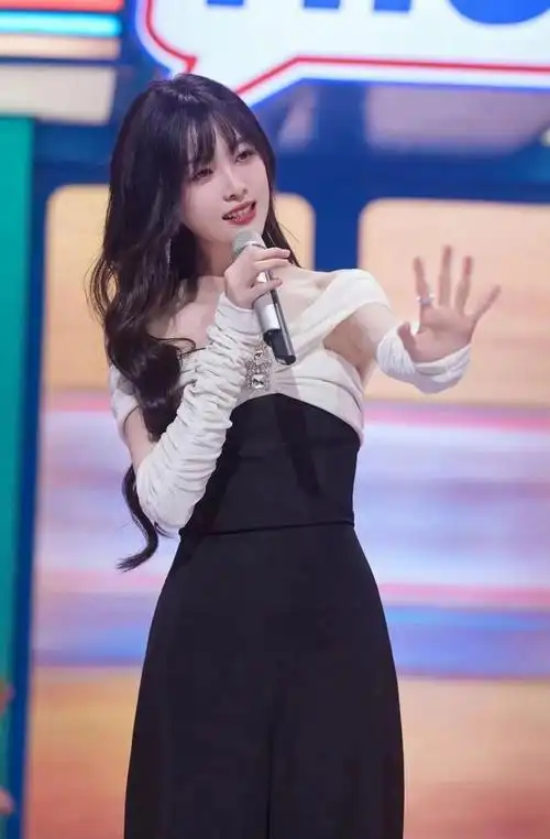 内地流行乐女歌手影视演员吴宣仪喜欢练瑜伽