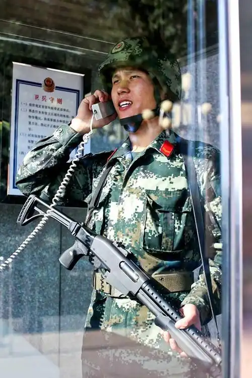 凌晨五点,他成为第一个离开集体的上等兵|央视网|李文豪|上等兵_新浪