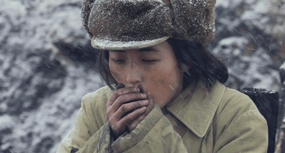 同样演志愿军吃土豆!把易烊千玺和张子枫放在一起看,差别出来了