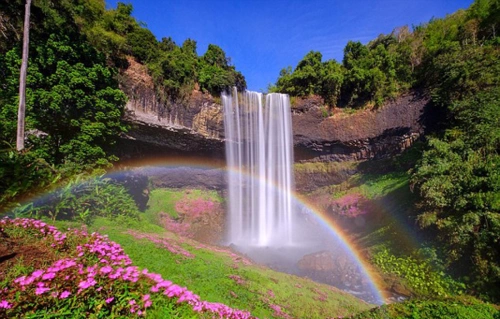 老挝瀑布现双彩虹美景