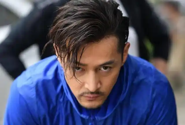 胡歌晒自拍发福利开怀大笑发型飘逸颜值高就是任性