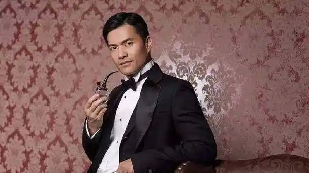 员训练班第6期出道,与83版《神雕侠侣》小龙女陈玉莲同班,晚周润发3期