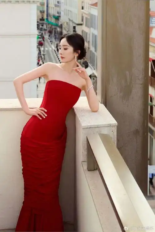 杨幂红红造型好美#@杨幂戛纳这套红裙子又美出新高度,杨幂超话红衣有