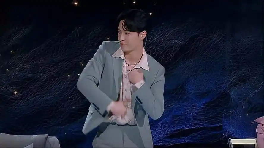 张艺兴穿西装跳狂派舞,舞姿王炸卡点,不愧曾是exo的舞担