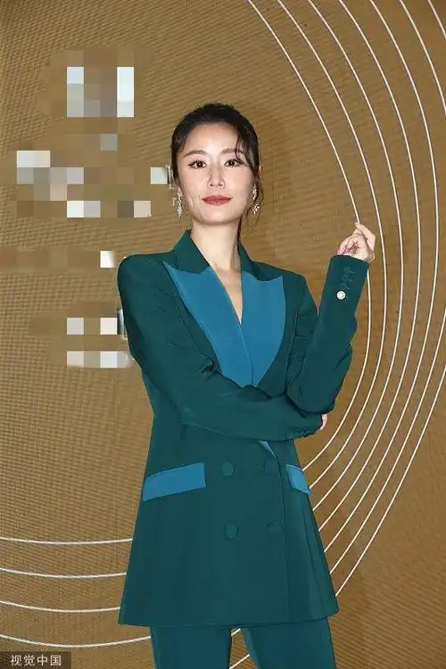 组图林心如穿蓝绿西装出席活动朝镜头挥手优雅有型气场全开