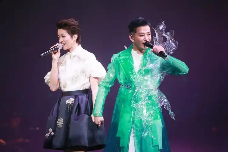 陈晓东红馆演唱会绿衣吸睛两千金同台 梁咏琪助阵牵手合唱