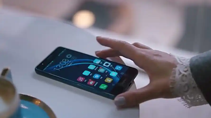 欢乐颂2安迪手机是荣耀8还是荣耀v9