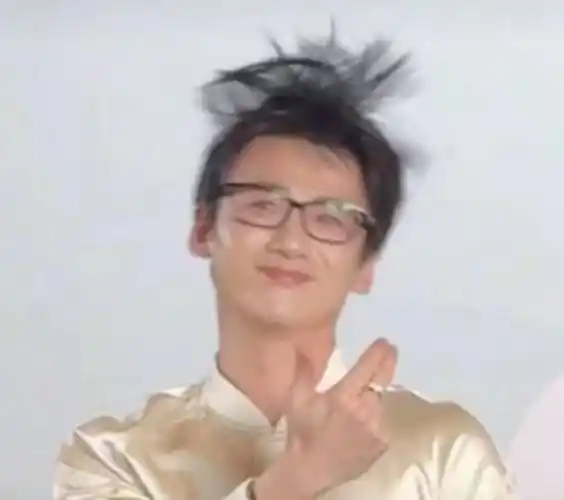 不愧是叔圈顶流,55岁刘奕君与32岁白敬亭同框,身材气质完全不输