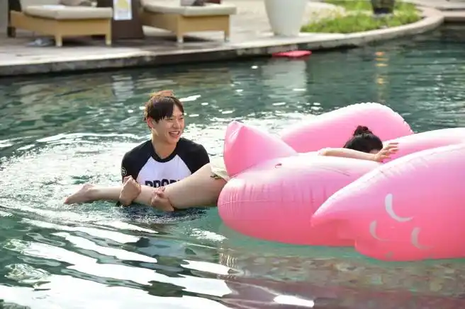 李沁 魏大勋《我们相爱吧》泳池戏水剧照#给魏大勋吹头发的是李沁