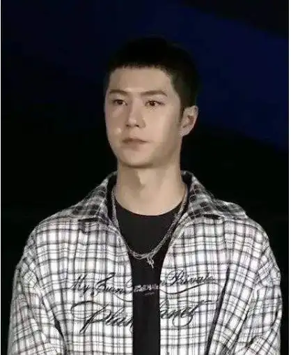 寸头才是男星颜值标准?张艺兴成翻版孙红雷,朱一龙撞脸光头强