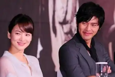 就在玄彬入伍的时候,一些关心他的粉丝发现,他的女友宋慧乔并没有出现