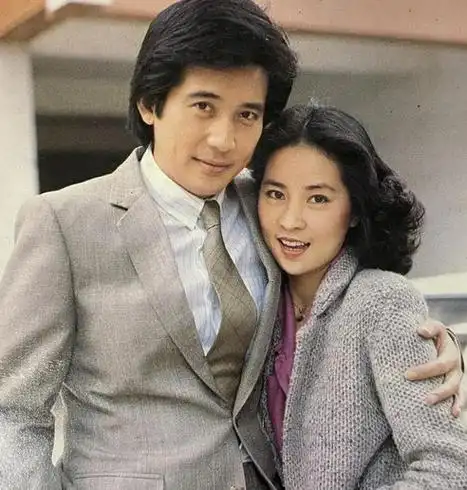 成龙老婆林凤娇年轻时,与秦汉举止亲密?