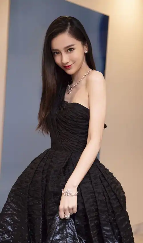 杨颖的鼻子是非常精致立体的,鼻子微翘,鼻梁高挺,鼻背较直,鼻基底饱满