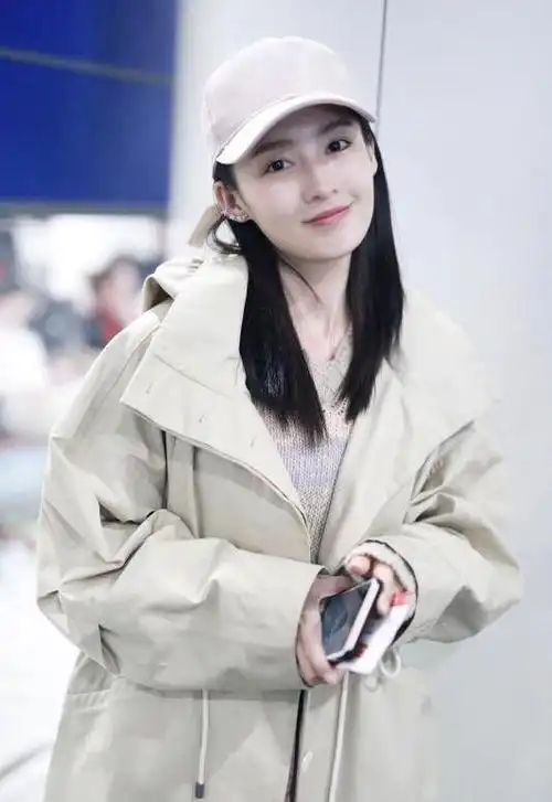 李沁越来越时髦穿长款外套配毛衣走机场戴棒球帽美出国际范