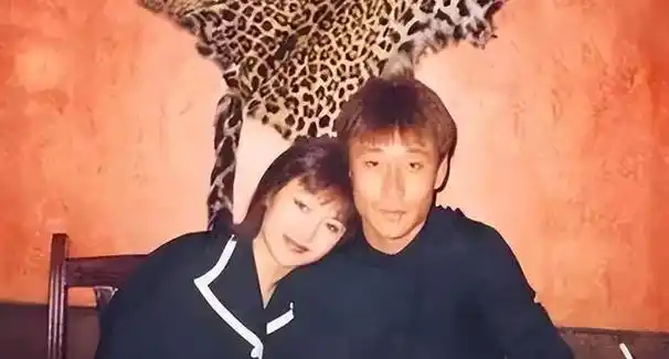 高峰:抛弃那英和刚出生的儿子,19年过去了,他如今过得