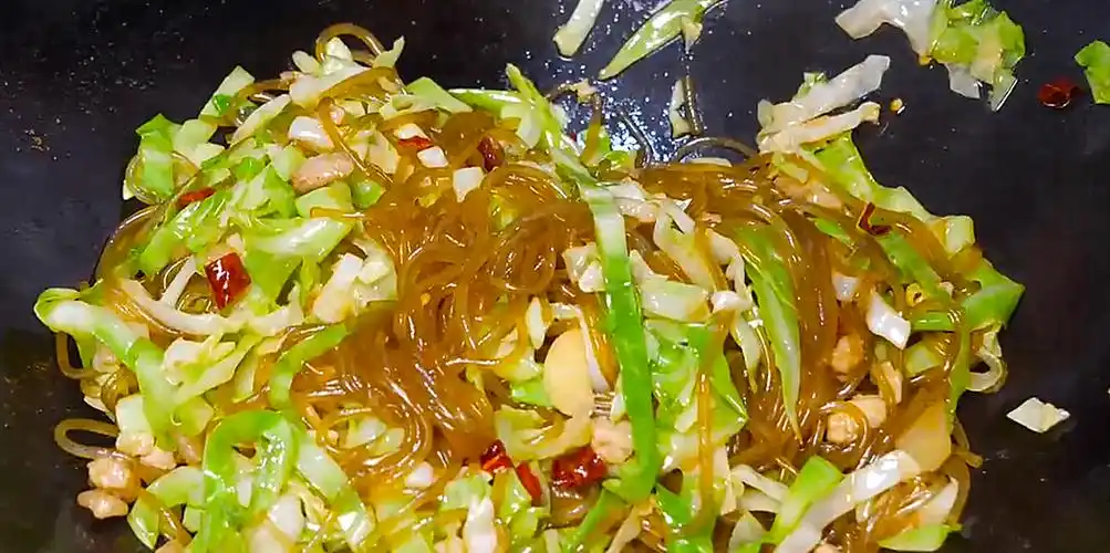 家庭经典小炒包菜粉条,喜欢的朋友一定不要错过,全家人都喜欢!_干辣椒