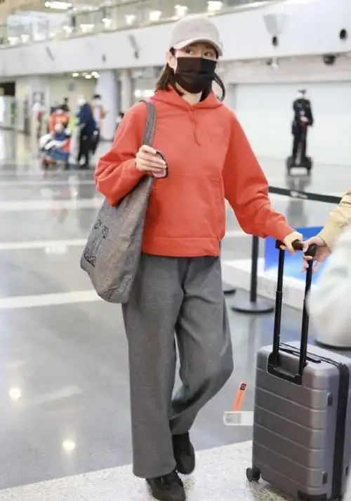 卫衣也能穿出优雅感女神高圆圆亲身示范卫衣的气质穿搭美爆了