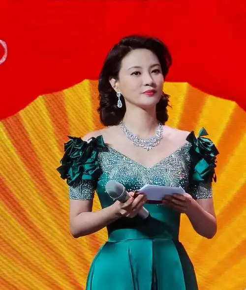 央视美女主持刘芳菲素颜曝光,皮肤白嫩紧致,46岁仍单身感情成谜