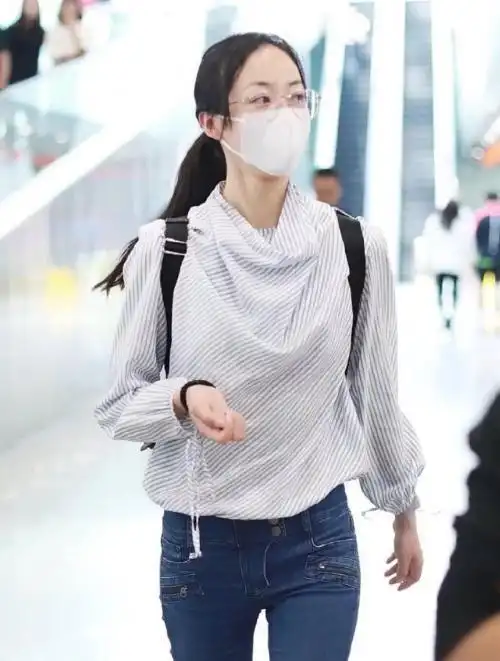 韩雪的裤子也太紧了吧,真不知道她是怎么穿下去的?看着好勒