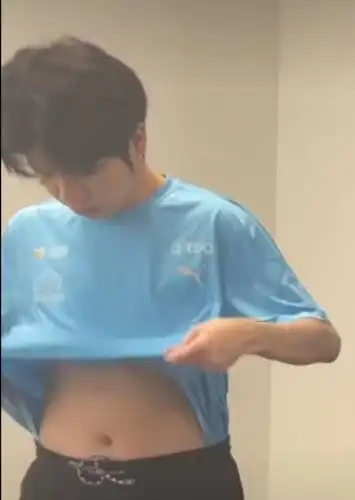 点就看罗思源的腹肌