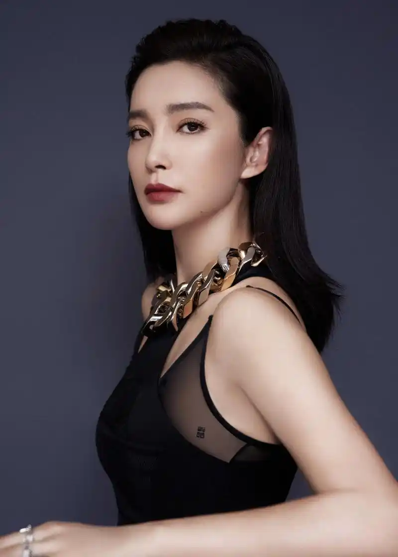 娱乐圈40 的女星,容颜不改身材凹凸有致,依旧千娇百媚魅力无限