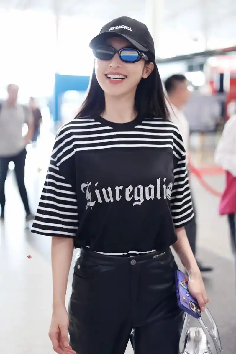 明星私服|张俪 机场7615私服穿搭#今天穿什么 #机场穿搭 # - 抖音