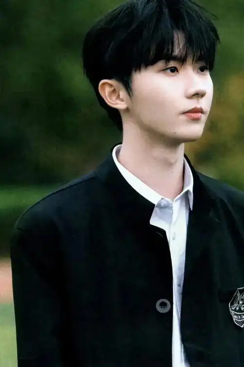 帅哥系列壁纸,第46期,我们以一位备受瞩目的年轻偶像——马嘉祺为主题