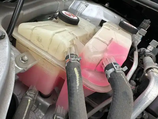 18款的卡罗拉,五年了,这液位正常吗?防冻液和刹车油可以直接