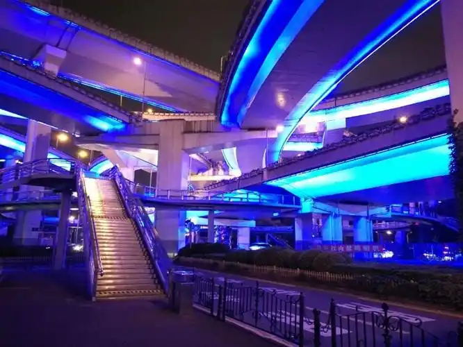 高架桥下的光影梦幻天桥