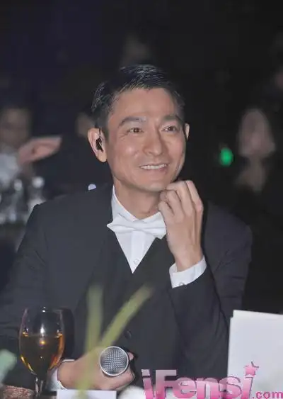 刘德华50岁生日豪摆150席 叶德娴送奖座当贺礼