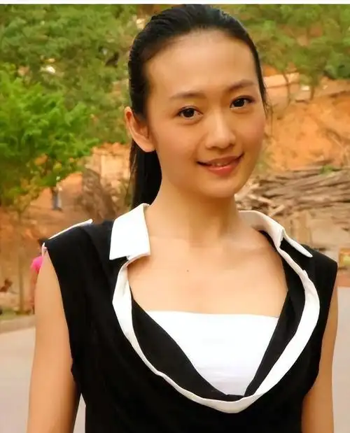 王鸥早年照片曝光青涩模样令人艳羡坐在猩猩怀中毫不胆怯