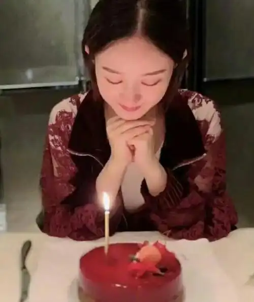 7楼 31岁的赵丽颖对着蛋糕低头许愿.