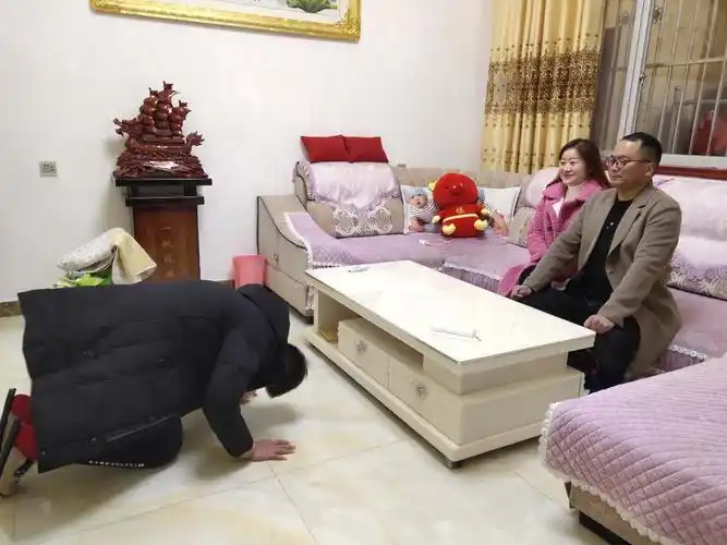 春节叩拜长辈活动 写美篇七十班张靖晗在大年初一早晨给父母磕头拜年